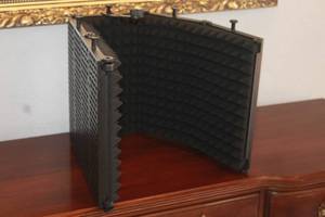 lot 227 image: MICROPHONE ISOLATION SHIELD