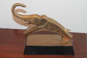 lot 233 image: GREAT CITY TRADERS VINTAGE SOLID BRASS SCULPTURE OF A JUMPING ELEPHANT