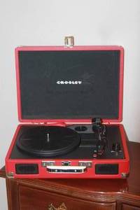 lot 237 image: VINTAGE CROSBY CRUISER PLUS PORTABLE TURNTABLE WITH RED SUITCASE