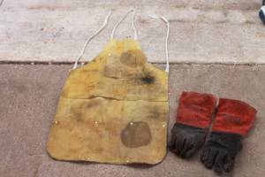 lot 266 image: LEATHERFACE WELDING APRON & LINCOLN ELECTRIC  WELDING GLOVES