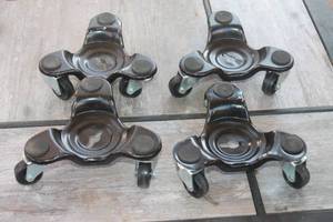 lot 284 image: TOTAL OF 4 TRIANGLE FURNITURE MOVING SWIVEL CASTER DOLLY WHEELS