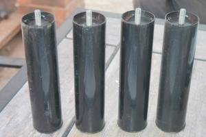 lot 305 image: TOTAL OF 4 BLACK CYLINDER SCREW IN METAL LEGS