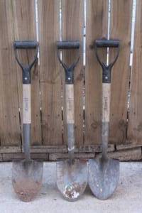 lot 309 image: TOTAL OF 3 AVIL 29 GARDEN SHOVELS