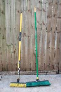 lot 310 image: TOTAL OF 2 WAREHOUSE BROOMS
