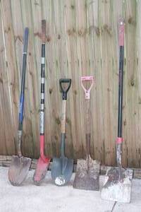 lot 311 image: TOTAL OF 5 ASSORTED BRAND SHOVELS  SEE PIC