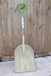 lot 312 image: D-HANDLE POLY SCOOP SHOVEL