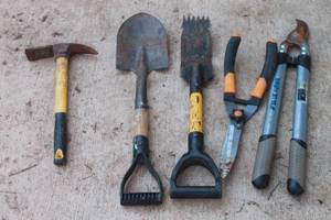 lot 313 image: TOTAL OF 5 ASSORTED YARDGARDEN TOOLS  SEE PICS