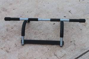 lot 317 image: IRON GYM UPPER BODY WORKOUT BAR