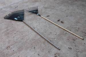 lot 320 image: TOTAL OF 2 YARD  RAKES PLASTICMETAL