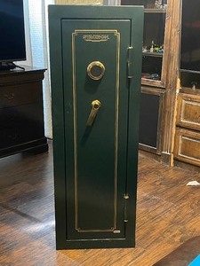 lot 256 image: GREEN STACK ON FIRE RESISTANT COMBINATION GUN  SAFE WITH TOTAL OF 5-ACORN PISTOL DOOR HOLSTER