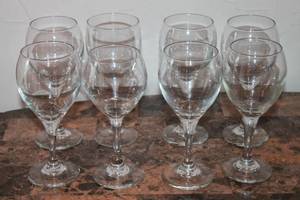 lot 5 image: TOTAL OF 8 CLEAR WINE GLASSES 8