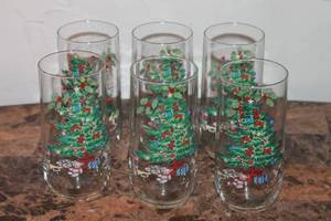 lot 7 image: TOTAL OF 6 VINTAGE LUMINARC CHRISTMAS NOEL DRINKING GLASSES 6