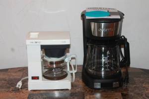 lot 13 image: TOTAL OF 2 COFFEE MAKERS , MR COFFEE 4-CUP & GOURMIA PROGRAMMABLE HOT AND ICED COFFEE MAKER GCM3259