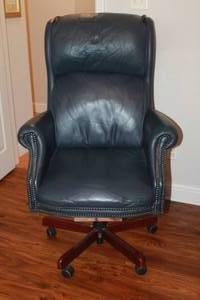 lot 18 image: BLUE LEATHER HOBNAIL HIGH BACK EXECUTIVE HOME OFFICE CHAIR