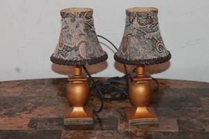 lot 22 image: TOTAL OF 2 VINTAGE WOOD LAMPS WITH SHADES , 12