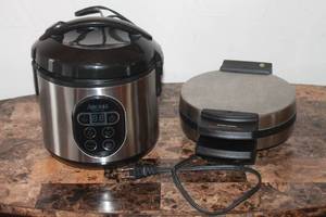 lot 27 image: AROMA SLOW COOKER & BELGUIN WAFFLE MAKER