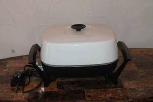 lot 28 image: WESTBEND ELECTRIC SKILLET
