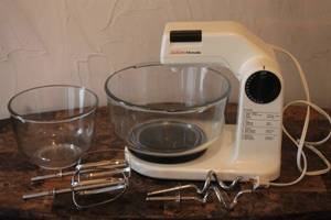 lot 32 image: SUNBEAM 01401  MIXMASTER 12 SPEED STAND MIXER  WITH 2 -GLASS MIXING BOWLS , 7 & 10 AND 4 PC MIXER BEATERS