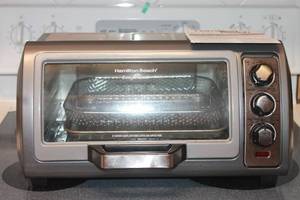 lot 33 image: HAMILTON BEACH EASY REACH TOASTER OVEN