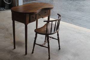 lot 36 image: ARISTO-BILT ANTIQUE WOODEN KIDNEY SHAPED THREE DRAWER DESK WITH VINTAGE CHAIR