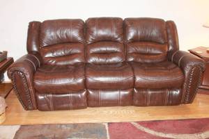 lot 39 image: BROWN LEATHER THREE SEAT DUAL POWER RECLINING  SEE PICS