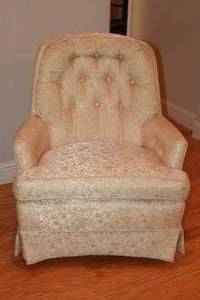 lot 41 image: VINTAGE MCM  BEIGE  FLORAL DESIGN TUFTED SWIVEL ROCKING CHAIR