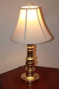lot 44 image: VINTAGE BRASS 26H LAMP WITH SHADE