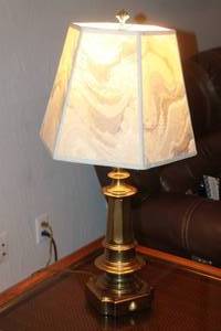 lot 46 image: VINTAGE BRASS 30H LAMP WITH SHADE