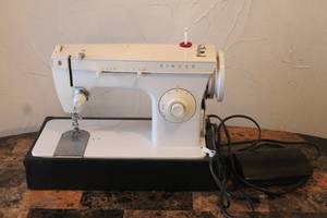 lot 49 image: VINTAGE SINGER 247 SEWING MACHINE WITH FOOT PEDAL