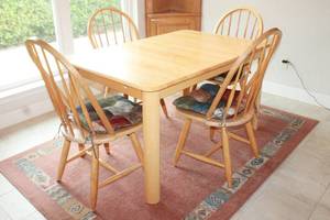 lot 56 image: OAK FINISH 5-PIECE DINING SET WITH LEAF AND SEAT CUSHIONS  SEE PICS