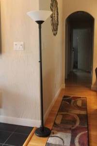 lot 70 image: BLACK & WHITE FLOOR STANDING LAMP