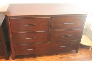 lot 76 image: HOOKER FURNITURE 5-DRAWER DRESSER , 44 X 18 X 31H