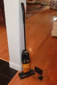 lot 85 image: EUREKA QUICK UP CORDLESS VACUUM WITH CHARGER
