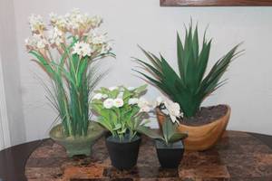 lot 95 image: TOTAL OF 4 ARTIFICAL TABLE TOP FLOWER HOMER DCOR
