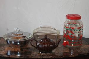 lot 100 image: VINTAGE SILVERPLATED CASSEROLE DISH , VINTAGE  BROWN GLAZE TEA POT, VINTAGE CHILI PEPPER THEME SUN TEA DISPENSER AND VINTAGE WESTINGHOUSE LOAF DISH  SEE PICS