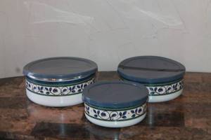 lot 101 image: TOTAL OF 3-PIECE VINTAGE ENAMEL NESTING LIDDED BOWLS ,6,6 58,7 14