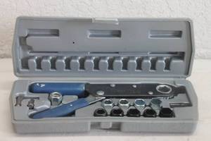 lot 125 image: SPEC TOOLS SQUEEZE WRENCH SET WITH ATTACHMENTS & CARRY CASE