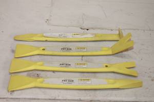 lot 132 image: TOTAL OF 4 PRYBARS 95214