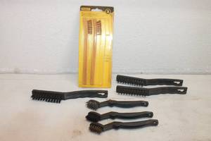 lot 133 image: TOTAL OF 8 BRUSHES  SEE PICS