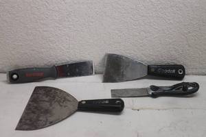 lot 137 image: TOTALOF 4 ASSORTED BRAND PUTTY KNIFE PAINTERS SCRAPERS  SEE PICS