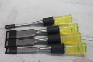 lot 152 image: TOTAL OF 4 YELLOW HANDLE BENCH CHISELS