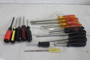 lot 153 image: TOTAL OF 16 ASSORTED BRANDSIZE  FLATPHILIPS HEAD SCREWDRIVERS