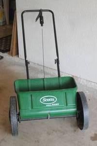 lot 165 image: SCOTTS ACCUGREEN 1000 DROP SPREADER