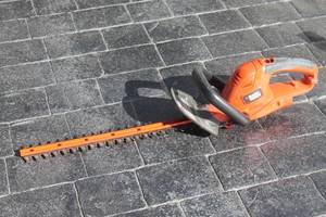 lot 169 image: BLACK & DECKER 22 HT22 ELECTRIC HEDGE TRIMMER