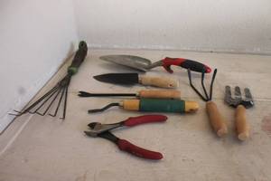 lot 173 image: TOTAL OF 8 ASSORTED HAND  GARDEN TOOLS