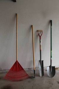 lot 178 image: TOTAL OF 4- YARD  GARDEN TOOLS- LEAF RAKE , HOE, ROUND  SHOVEL , SPADE SHOVEL   SEE PICS