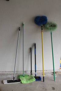 lot 180 image: TOTAL OF 5 ASSORTED CLEANING SUPPLIES -MOPSDUSTERS