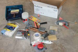 lot 185 image: LOT OF PAINTING SUPPLIES AND MORE SEE PICS