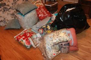 lot 188 image: GENEROUS AMOUNT OF ASSORTED LINENS, COMFORTERS,PILLOWS  AND MORE  SEE PICS