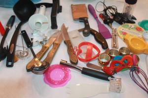 lot 189 image: GENEROUS AMOUNT OF KITCHEN UTENSILS, SUPPLIES AND MORE  SEE PICS